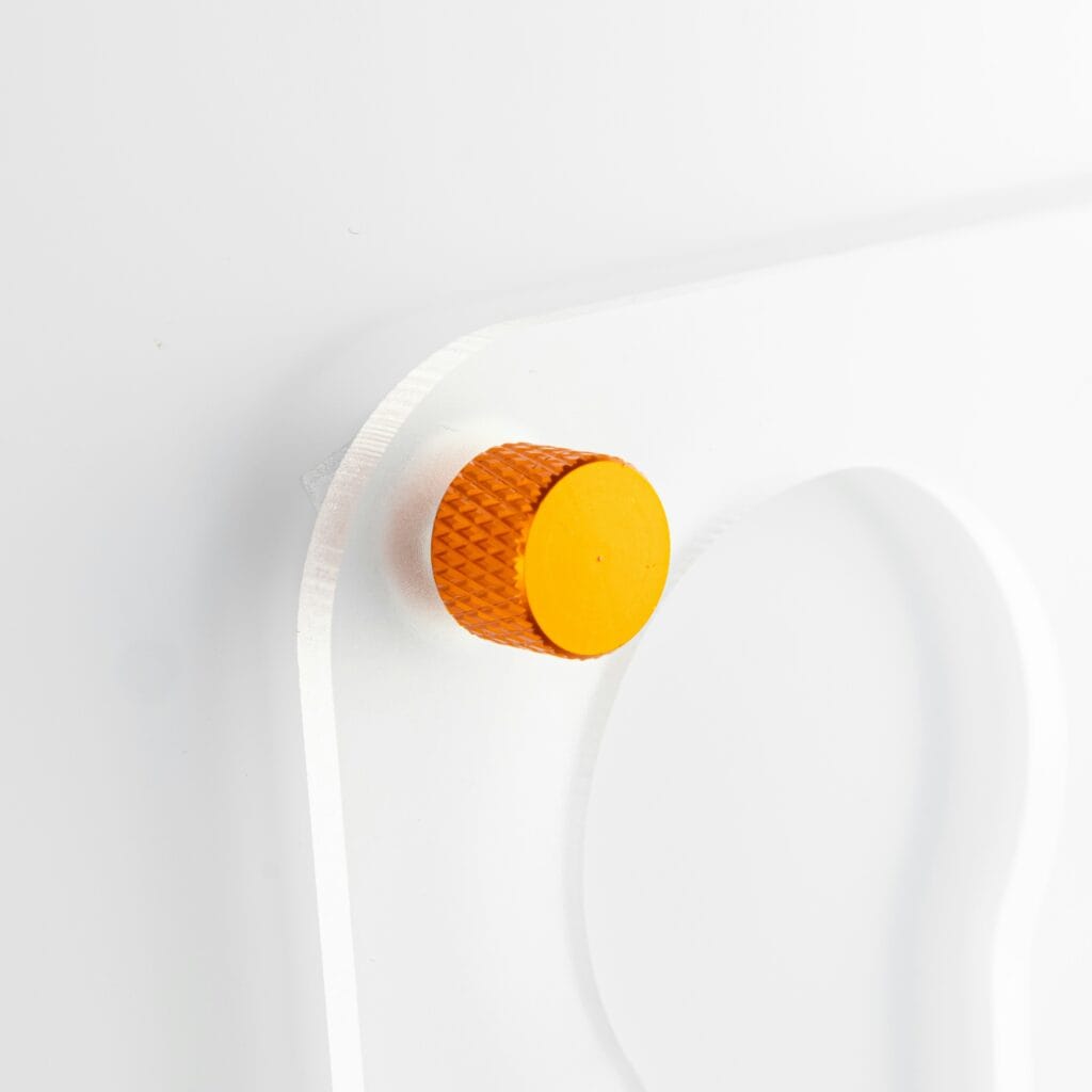 Nahaufnahme eines strapazierfähigen Toilettensitzes aus Kunststoff