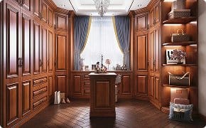 Traditioneller geschnitzter Holzkleiderschrank.jpg