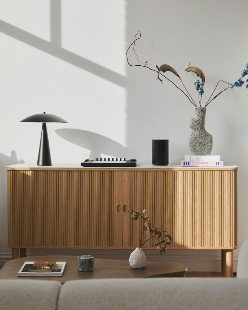 Ein edler Kleiderschrank aus Massivholz in einem stilvollen Zimmer