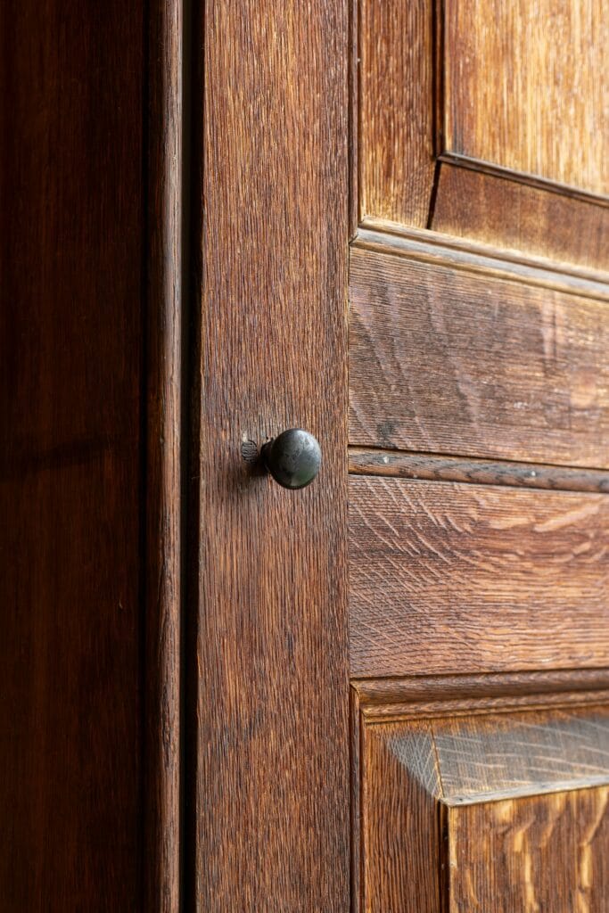Ein lebhafter Kleiderschrank aus Eichenholz mit sichtbarer Maserung
